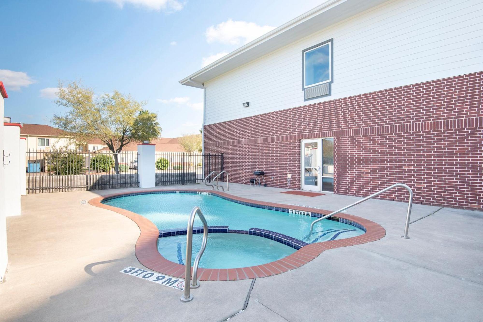 Oyo Townhouse Clute Lake Jackson Luaran gambar